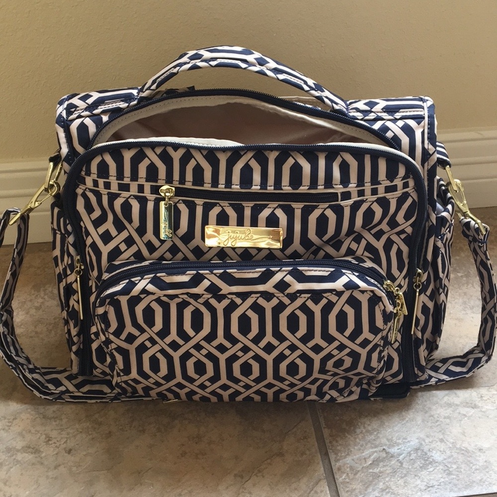 ✨Navy & tan JUJUBE✨